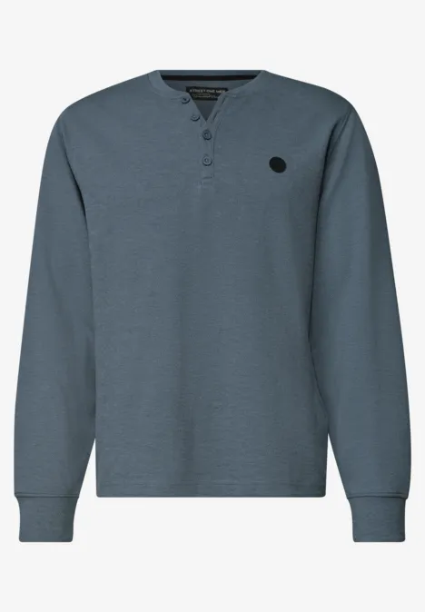Graues Langarm-Henley-Shirt mit Knopfleiste, Rundhalsausschnitt und kleinem Logo auf der Brust.