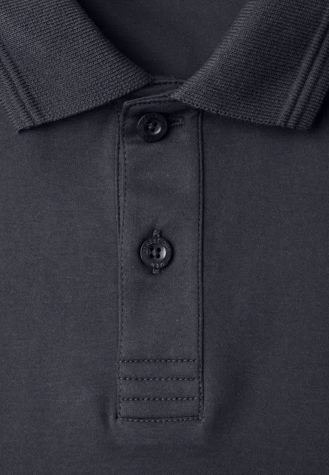 Nahaufnahme eines dunkelblauen Poloshirts mit Kragen und Knopfleiste