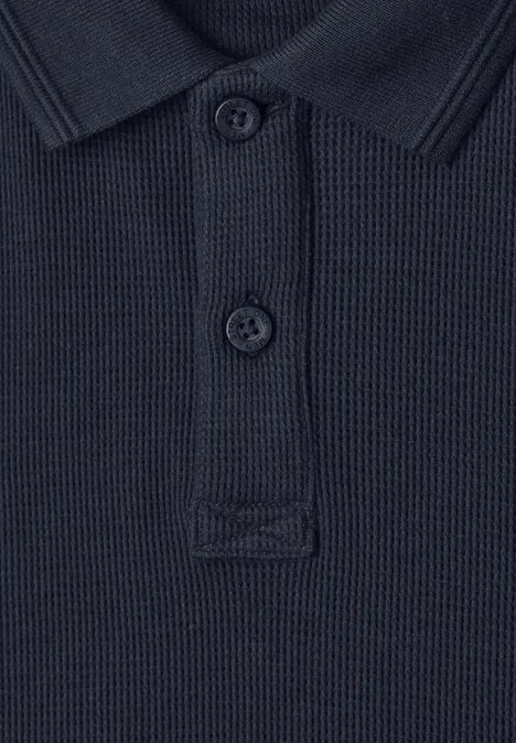 Langarm Poloshirt in Unifarbe dark ink blue Nahaufnahme eines dunkelblauen Poloshirt-Kragens mit zweireihiger Knopfleiste