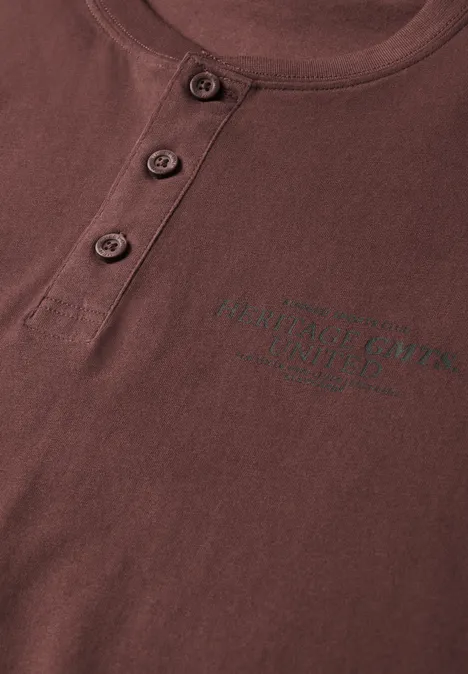 Bordeauxrode henley met knoopsluiting en subtiele borstprint