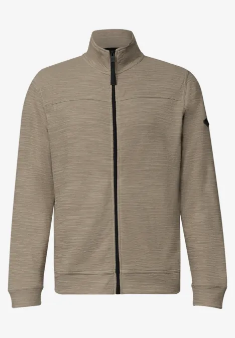 Beige, lichtgebreide vest met rits en zak op de mouw.