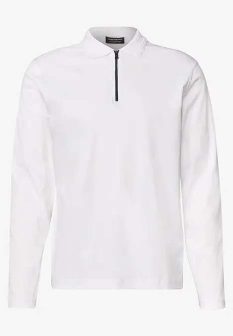 Weißes Langarmshirt mit Stehkragen und kurzem Reißverschluss am Hals.