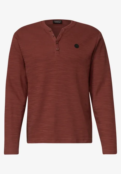 Dunkelrotes, langärmeliges Henley-Shirt mit 3-Knopf-Leiste und Logopatch auf der Brust