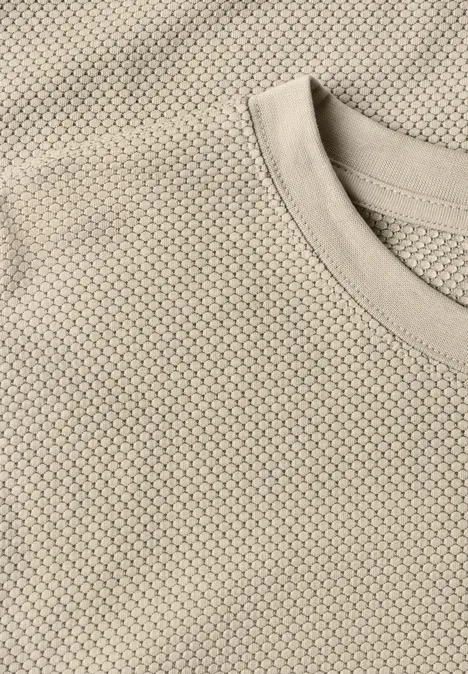 Langarm Shirt mit Popcorn-Struktur classic beige Close-up eines beigen T-Shirts mit feiner Wabenstruktur.