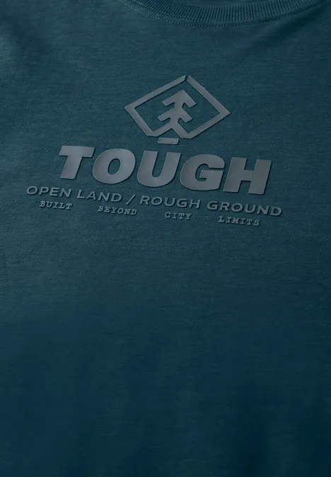 T-shirt à manches longues avec imprimé ton sur ton dark fjord blue T-shirt bleu marine avec logo en losange, inscription 'TOUGH' et petit texte 'Open Land / Rough Ground'.