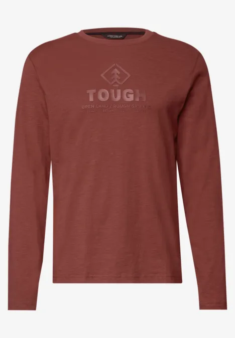Longsleeve met tonale print raw copper red Rotes Langarmshirt mit Aufdruck "TOUGH" und Berg-Symbol