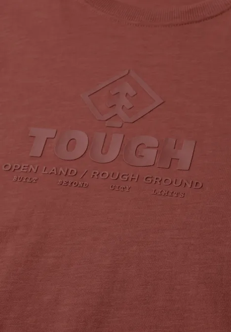 Longsleeve met tonale print raw copper red Braunes T-Shirt mit erhabenem Logo 'TOUGH' und Slogan 'OPEN LAND / ROUGH GROUND' auf der Brust.