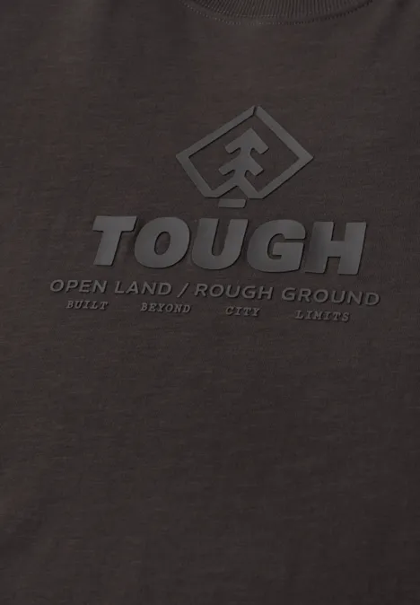 T-shirt à manches longues avec imprimé ton sur ton shadow brown Dunkles T-Shirt mit 'TOUGH'-Logo und Slogan 'OPEN LAND / ROUGH GROUND / PUSH BEYOND LIMITS'.