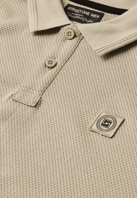 Beige strukturiertes Polohemd mit Streifenkragen, Knopfleiste und dezentem Markenemblem.