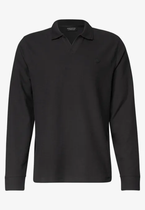Schwarzes langärmliges Poloshirt mit klassischem Kragen und dezentem Logo.