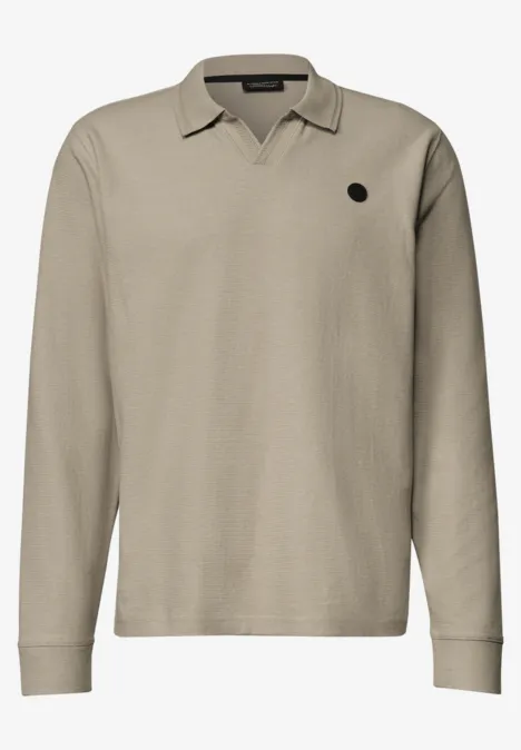 Beiger Langarm-Polo mit V-Ausschnitt und kleinem Rundlogo auf der Brust.