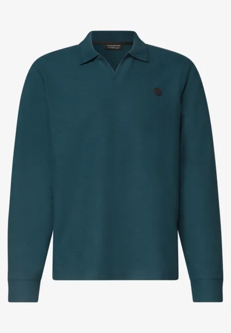 Langärmliges Poloshirt in Petrol mit dezentem Logo auf der Brust.