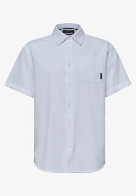 Biała koszula z krótkim rękawem, kołnierzem i kieszonką na piersi.
