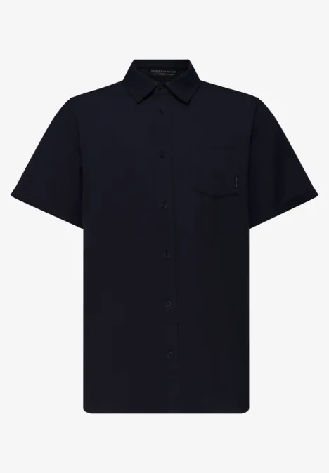 Chemise noire à manches courtes avec col et poche poitrine.