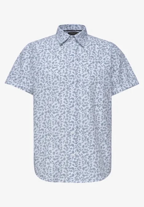 Weißes Kurzarmhemd mit zartem blauem Blumenmuster.