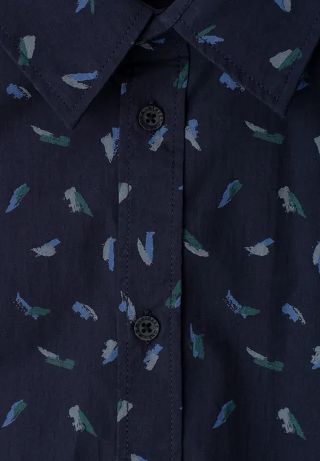 Ciemnogranatowa koszula z wzorem piór w odcieniach niebieskiego i zieleni, z widocznymi guzikami.