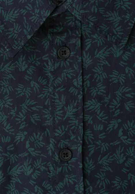 Granatowa koszula w zielony wzór liści z czarnymi guzikami.