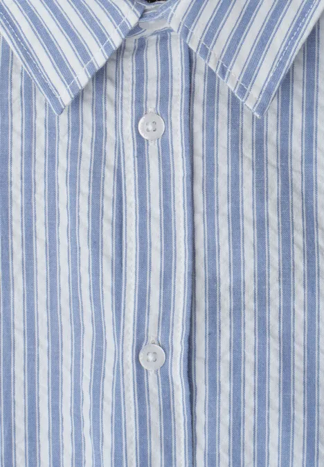 Jasnoniebieska koszula z białymi, pionowymi paskami, dwoma guzikami i klasycznym kołnierzem.
