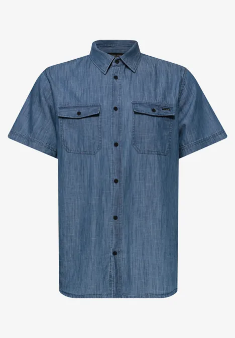 Chemise en jean bleu à manches courtes avec col classique et poches poitrine plaquées.