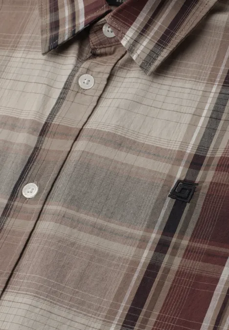 Close-up van een geruit overhemd in beige, bruin en grijs met knopen en klein logo.