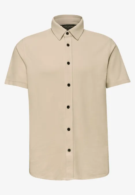 Beige Kurzarm-Hemd mit Knopfleiste und klassischem Kragen, schlicht und vielseitig kombinierbar.