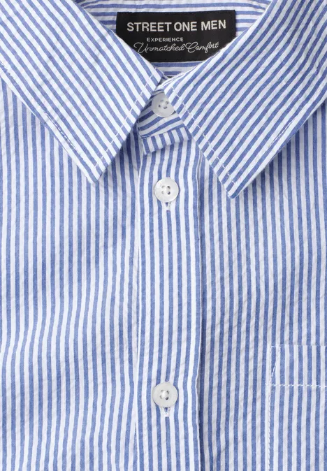 Overhemd met lange mouwen in seersucker stof bright white Lichtblauw-wit gestreept overhemd voor heren met knopen en borstzak.