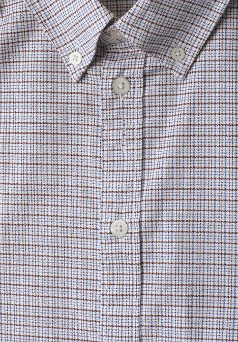 Langarm Popeline Hemd mit Print bright white Nahaufnahme eines karierten Hemds mit Knöpfen und button-down-Kragen.