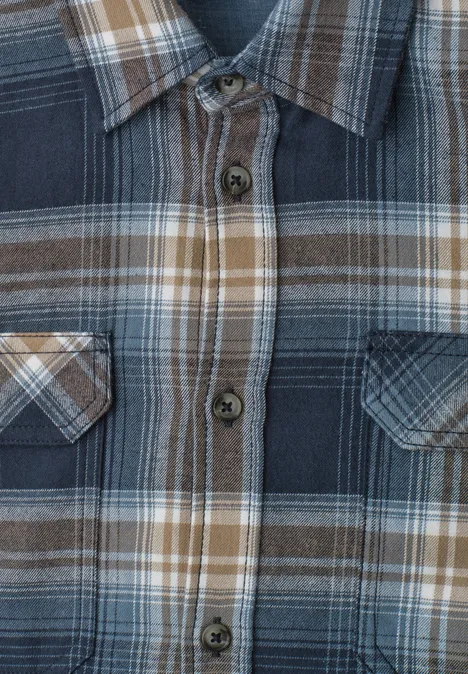 Langarm Hemd mit Brusttaschen und Karomuster dark ink blue Nahaufnahme eines karierten Hemds in Blau-, Braun- und Weißtönen mit Knöpfen und Brusttaschen.