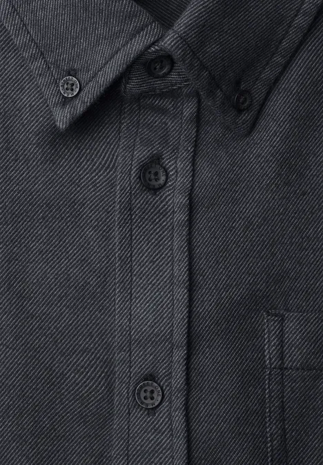 Langarm Twill Hemd mit Brusttasche basic black Nahaufnahme eines dunkelgrauen Hemds mit Knopfleiste, Brusttasche und feiner Struktur.