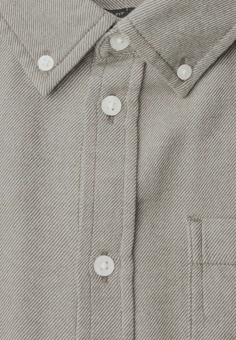 Chemise à manches longues en sergé avec poche poitrine antique beige Helles, taubengraues Hemd aus Baumwolle mit feinem Fischgrätenmuster, Knopfleiste und Brusttasche.