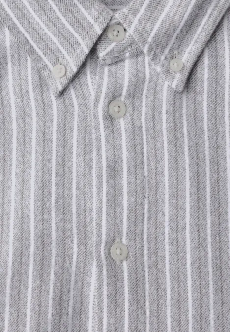 Chemise en flanelle à manches longues à rayures cement grey melange Chemise gris clair à rayures blanches verticales et patte de boutonnage.