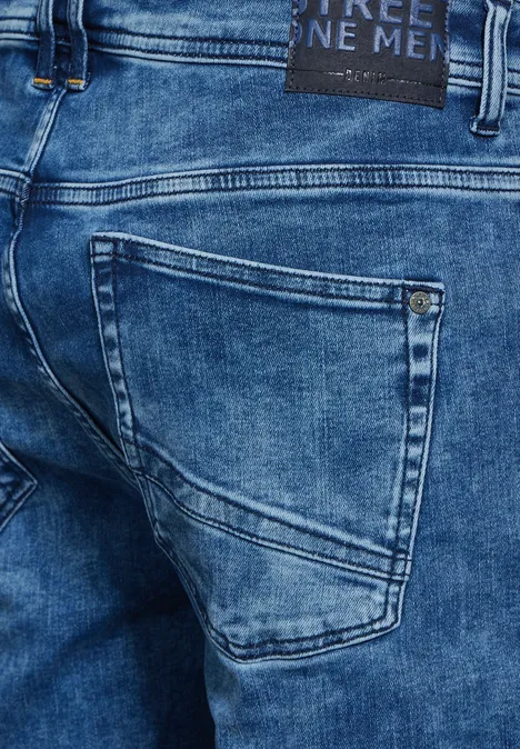 Gros plan sur une poche arrière de jean bleu.