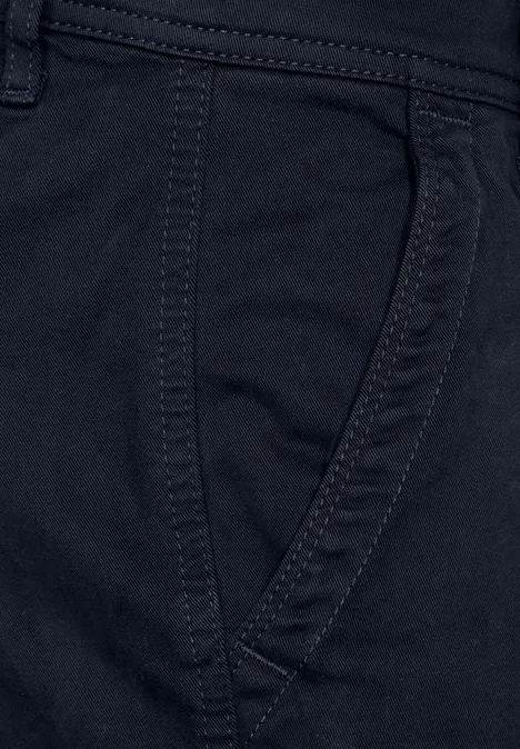 Gros plan sur une poche de pantalon bleu foncé.