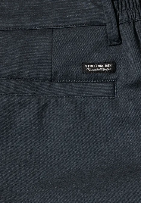 Chino aus elastischem Jersey mit Flexbund dark ink blue Dunkelblaue Freizeithose mit elastischem Bund, Seitentasche und kleinem 'Street One Men'-Label.
