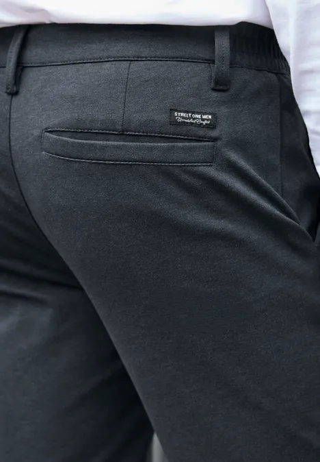 Chino aus elastischem Jersey mit Flexbund dark ink blue Rückansicht einer Person in dunkelgrauen Anzughosen mit Gesäßtasche und Logopatch