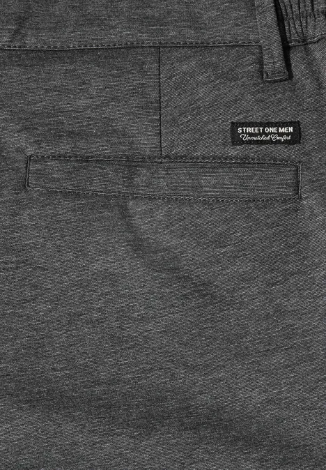 Nahaufnahme einer dunkelgrauen Stoffhose mit Gesäßtasche und kleinem schwarzen Label 'STREET ONE MEN'.