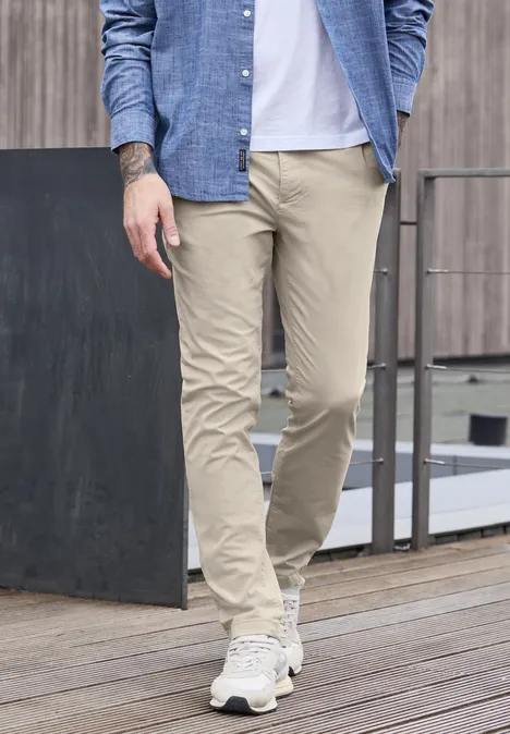 Chino z elastycznym paskiem w talii sandstone beige Chino z elastycznym paskiem w talii sandstone beige