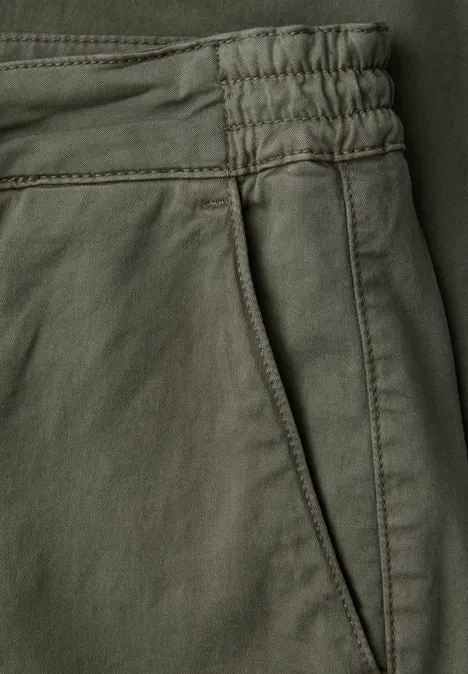 Chino z elastycznym paskiem w talii rustic green