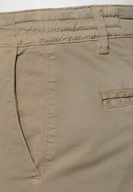 Chino z elastycznym paskiem w talii warm sand