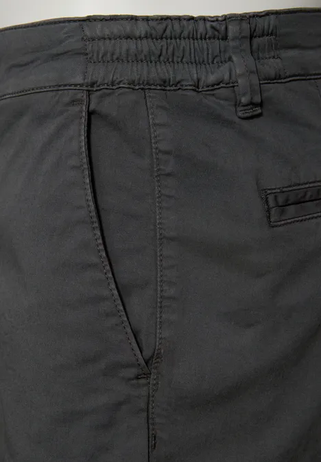 Chino z elastycznym paskiem w talii industrial grey