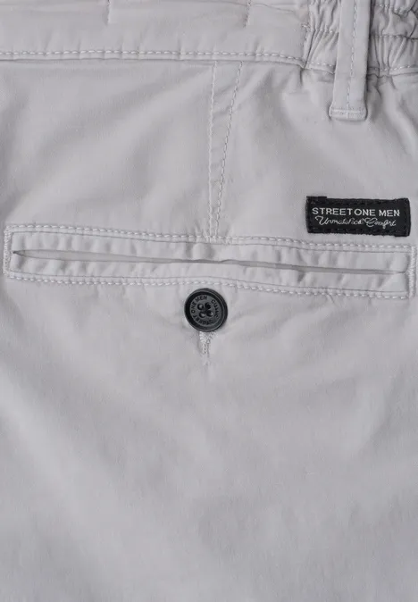Graue Herrenhose mit einer geknöpften Gesäßtasche und kleinem Street One Men Label