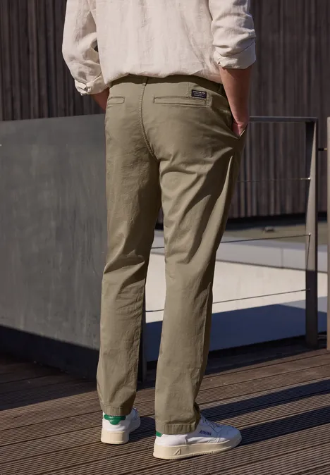 Straight Leg Chino in leichter Qualität warm sand
