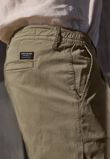 Straight Leg Chino in leichter Qualität warm sand