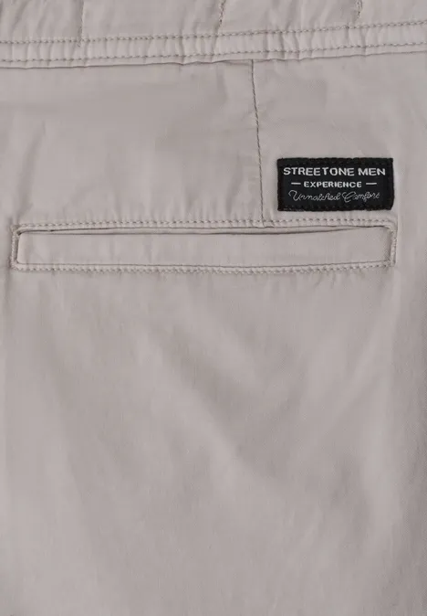 Pantalon homme beige avec poche arrière et étiquette Street One Men.