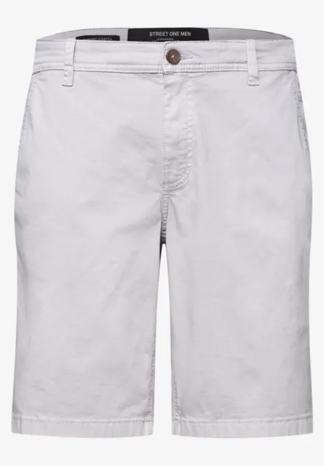 Białe bawełniane szorty z guzikami w pasie, proste i wygodne.