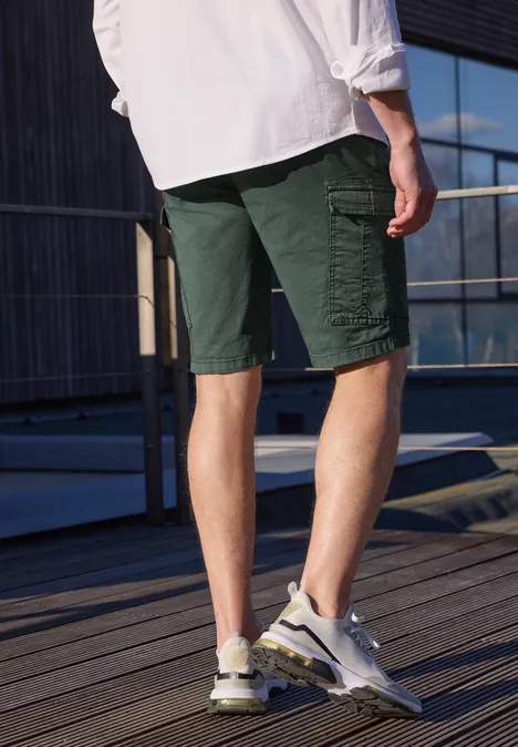Bermuda im Regular Fit im Cargo-Look smoke green