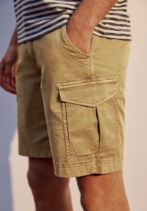 Herren-Cargoshorts in Beige mit großen Taschen, kombiniert mit gestreiftem Shirt.