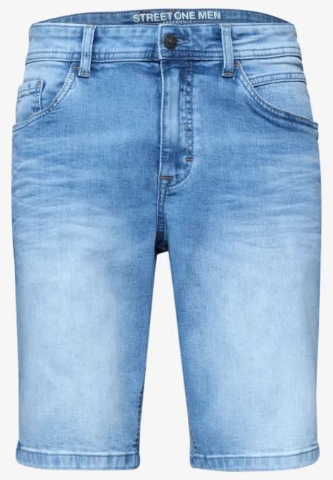 Lichtblauwe heren denim short met vijf zakken, middelwash voor een casual, klassieke look.