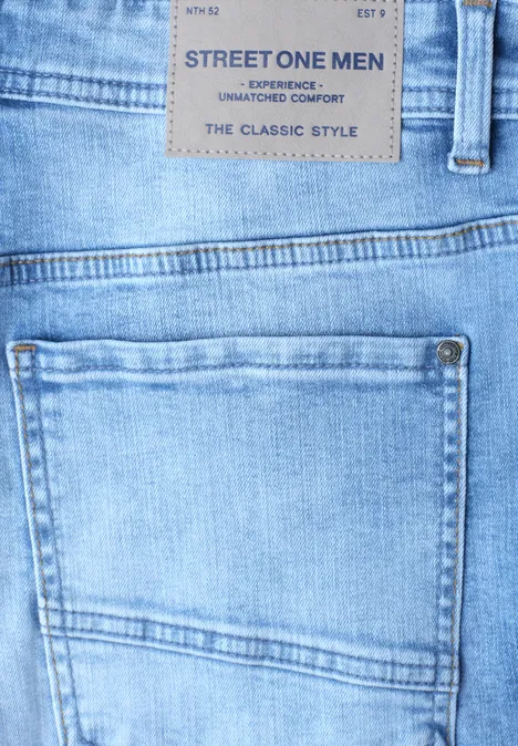 Hellblaue Jeans mit aufgesetzter Gesäßtasche und Lederpatch am Bund mit Markenaufdruck.
