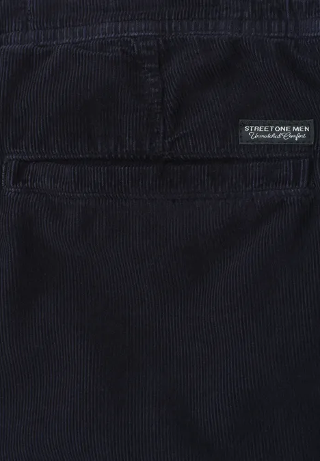 Nahaufnahme einer schwarzen Cordhose mit Gesäßtasche und eingenähtem Street One Men-Label